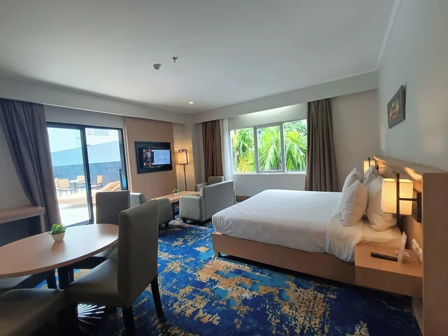 Junior Suite, King Bed, Queen Bed, Pool Access، SWISS-BELHOTEL MANOKWARI 2/6