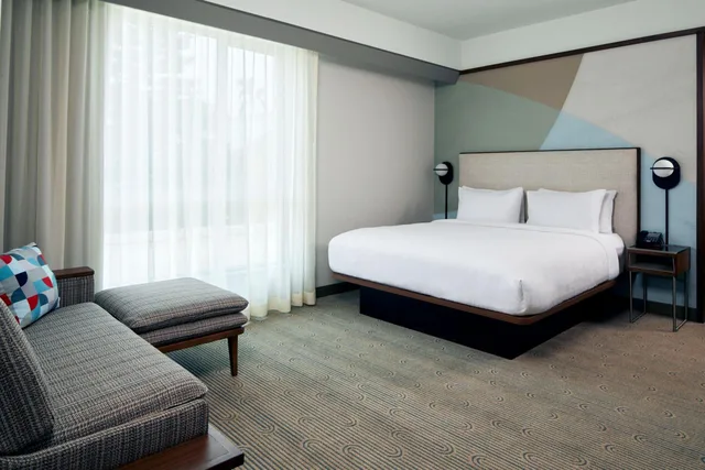 غرفة بسرير كينج بإطلالة على المسبح بشرفة، Courtyard by Marriott Santa Barbara Downtown 3/10