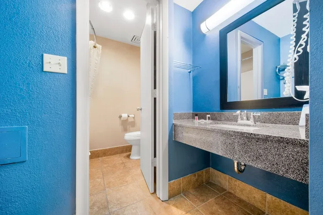 جناح استوديو بسرير كينج بجاكوزي، Baymont By Wyndham Muncie Near Ball State University 3/4