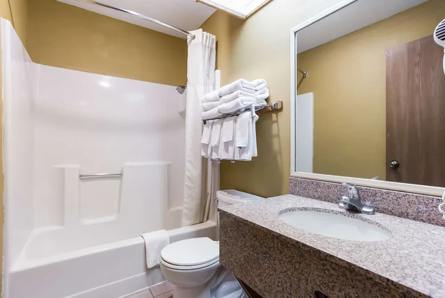 غرفة بسرير كوين، Quality Inn Airport Boise ID 4/4
