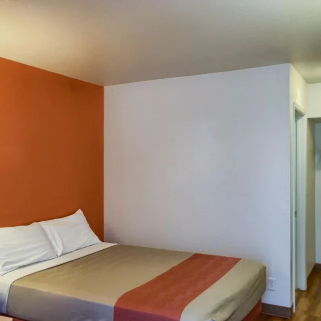 1 Queen Bed Micfridge، Motel6 Everett, WA - North 3/10