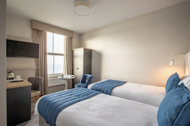 غرفة بسريرين منفصلين بإطلالة على البحر، Norbreck Hotel 3/6