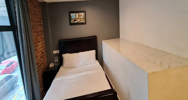 غرفة قياسية بسرير كوين، Crossroads Hotel 3/4