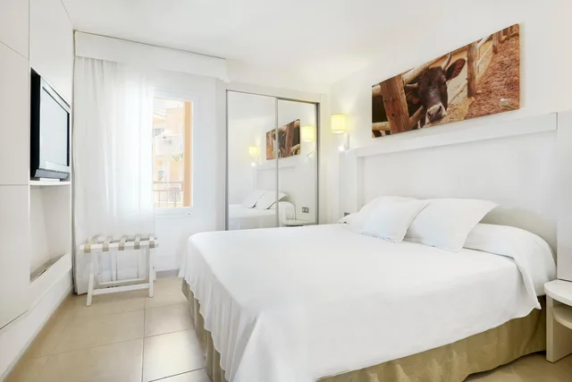 جناح جونيور بسريرين منفصلين مع أريكة، Iberostar Waves Club Cala Barca 1/4