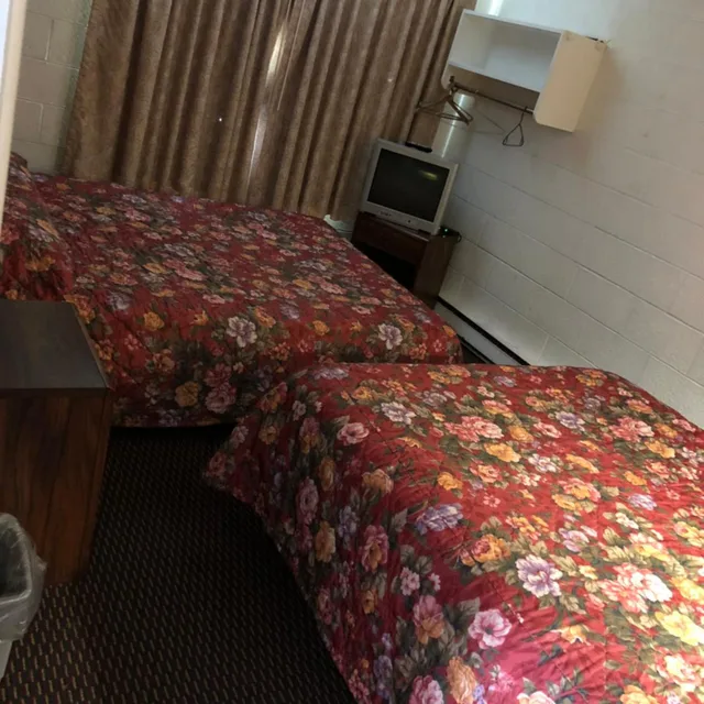 غرفة ثلاثية بإطلالة على البحيرة، Sun 'n Snow Motel 8/10