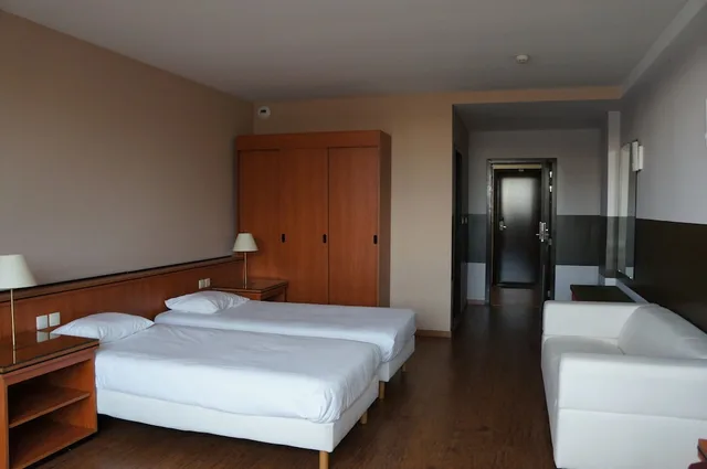 غرفة ثلاثية بسرير مزدوج وسرير فردي، Escale Hotel 2/2
