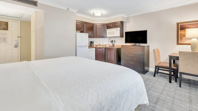 جناح استوديو بسرير كينج بمطبخ، Staybridge Suites Savannah Historic District 2/4