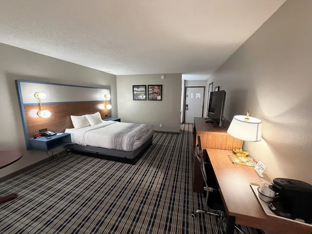 غرفة بسرير كوين لذوي الإعاقة، AmericInn by Wyndham Appleton Downtown 4/10