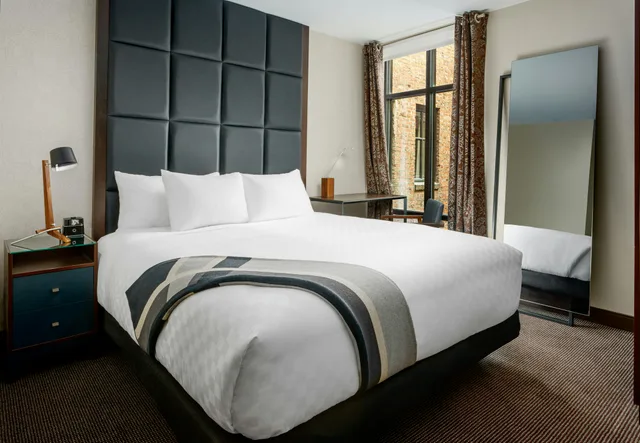 جناح جونيور بسرير كينج، Joinery Hotel Pittsburgh, Curio Collection by Hilton 1/2