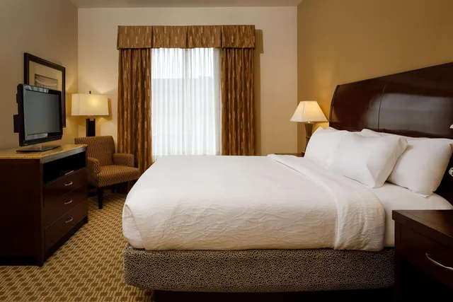 جناح بسرير كينج بغرفة نوم واحدة مع أريكة، Hilton Garden Inn Cincinnati Blue Ash 1/4