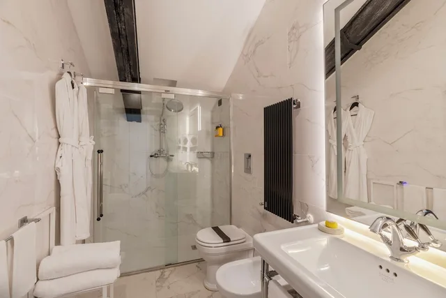 غرفة سوبيريور بسرير كينج بإطلالة على المدينة بشرفة، Roma Luxus Hotel 9/9