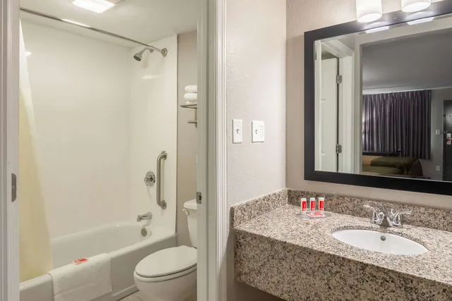 غرفة بسريرين كوين، Econo Lodge East Ridge 6/6