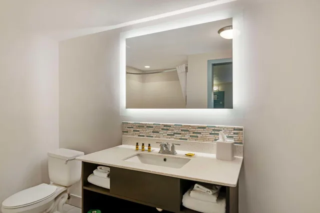 غرفة بسرير كينج بإطلالة على المسبح، Best Western Plus St. Simons 6/7