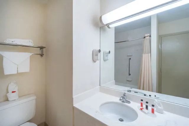 غرفة بسرير كينج، Days Inn by Wyndham Columbus Airport 2/2