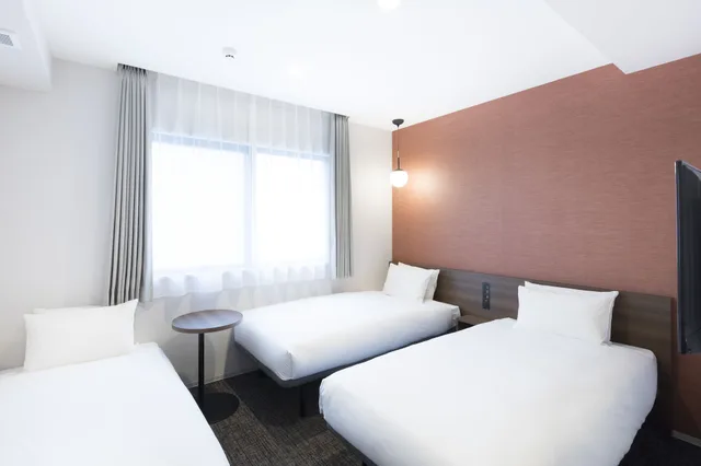 غرفة بسريرين منفصلين مع أريكة، M's Hotel Sanjo Omiya 1/2