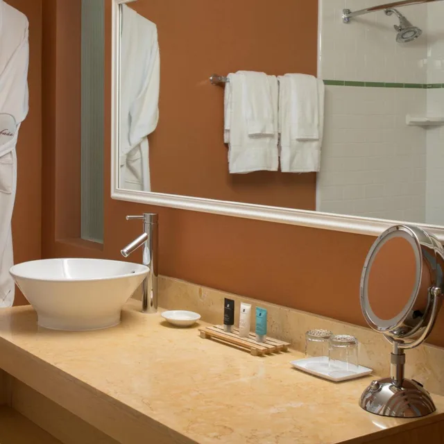 غرفة بسرير كينج بإطلالة على المسبح، Crowne Plaza Cabana, Palo Alto 6/6