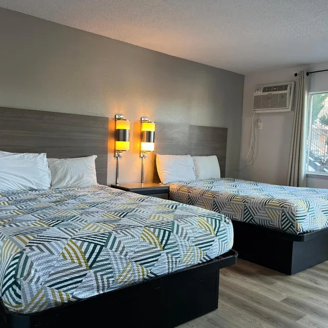 غرفة بسريرين كوين، Motel6 Selma, CA 6/10