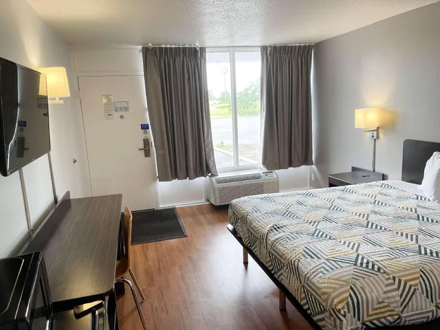1 King Bed - Suite, Nsmk, Sofa-Bed, Micfridge، Motel6 Troy, OH 1/3