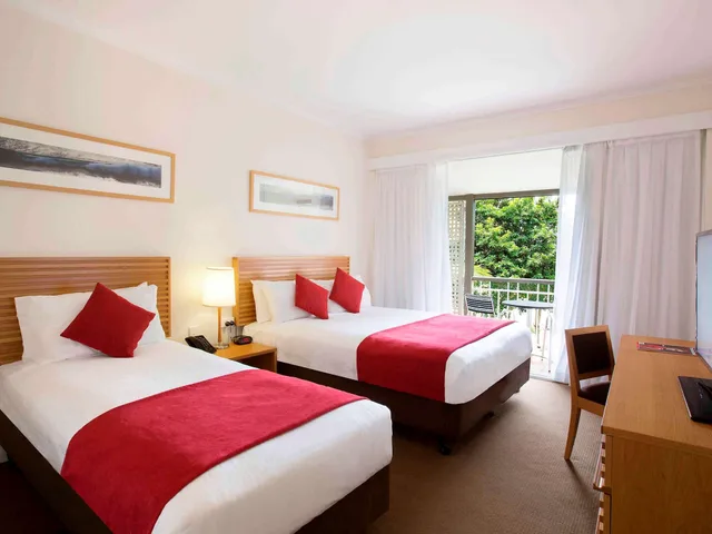Room, 1 Queen and 1 Single Bed, Garden View, Novotel Sunshine Coast Resort 6/10