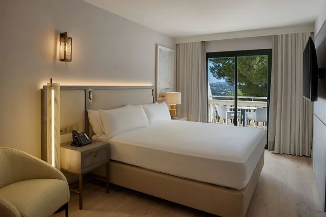 غرفة بسرير كينج بشرفة، Hilton Mallorca Galatzo 3/8