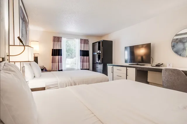 غرفة رباعية بسريرين كوين لذوي الإعاقة، Cottonwood Suites Savannah Hotel and Conference Center 1/1