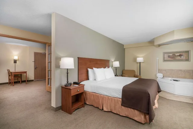 جناح بريميير بسرير كينج، AmericInn by Wyndham Newton 1/1