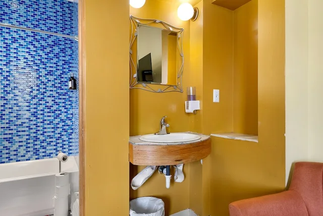 غرفة سوبيريور بسرير كوين بحمام خاص، Qupqugiaq Inn 5/7