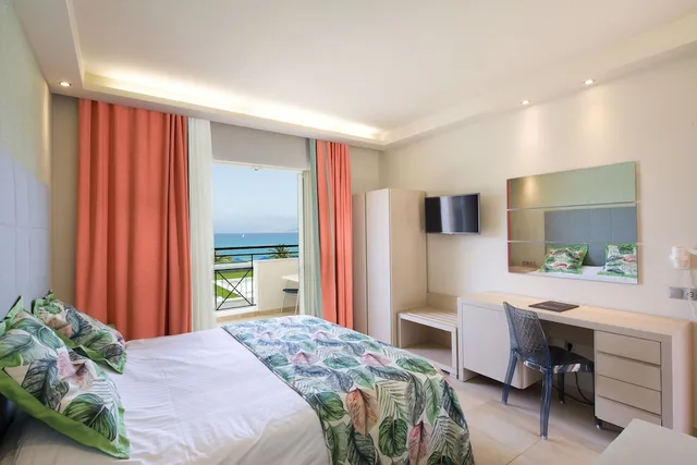 غرفة ديلوكس بسرير مزدوج أو سريرين منفصلين بإطلالة على البحر، Mareblue Beach Resort 1/4