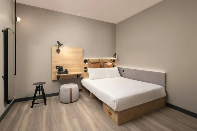 Moxy Hideaway, Sleeper, Queen Bed, No Window، Moxy London Piccadilly Circus 1/9
