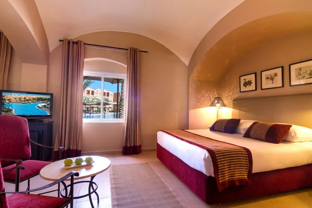 جناح جونيور بسرير كوين بإطلالة على المسبح، JAZ Makadi Oasis Resort 2/8