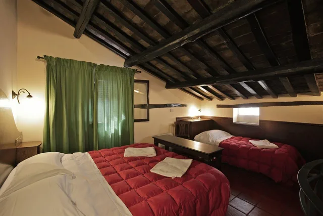 غرفة ثلاثية، Hotel Panda 1/2
