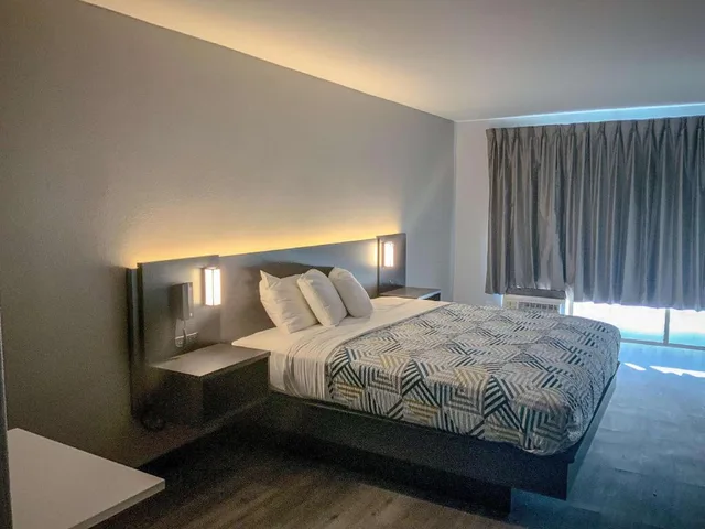 غرفة بسرير كينج بمطبخ للمدخنين، Studio6 San Angelo, TX 1/4