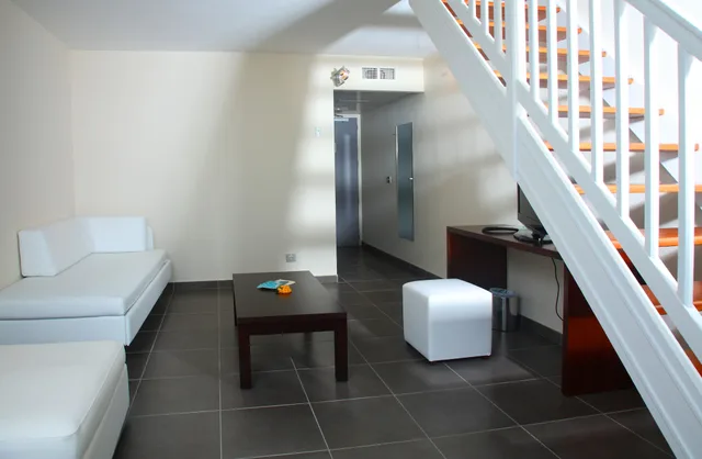 جناح جونيور بسريرين مزدوجين بإطلالة جزئية على البحر، Mahogany Hotel Residence & Spa 4/5