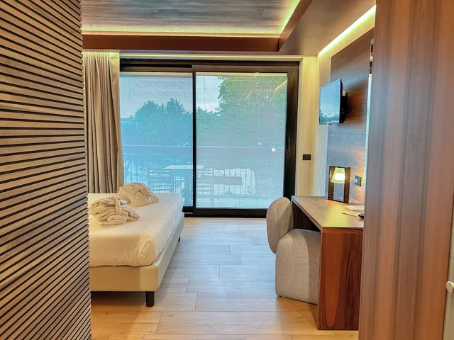غرفة تنفيذية ثلاثية بسرير مزدوج وسرير فردي بشرفة، Alevic Hotel Sirmione 6/7
