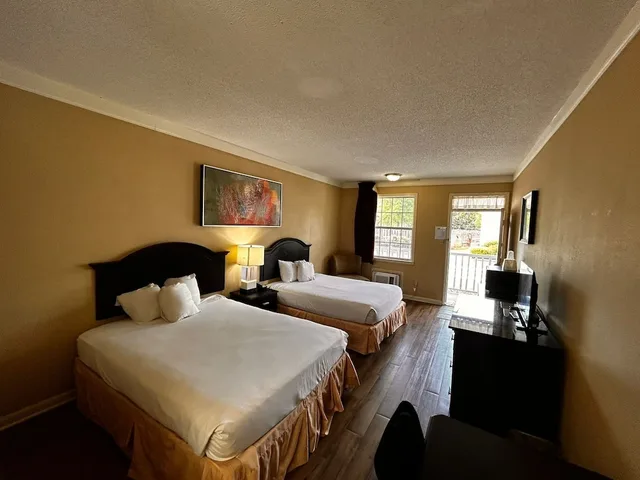 جناح بسريرين كوين بغرفتي نوم بمطبخ صغير، Plantation Oaks Suites & Inn Millington 1/10