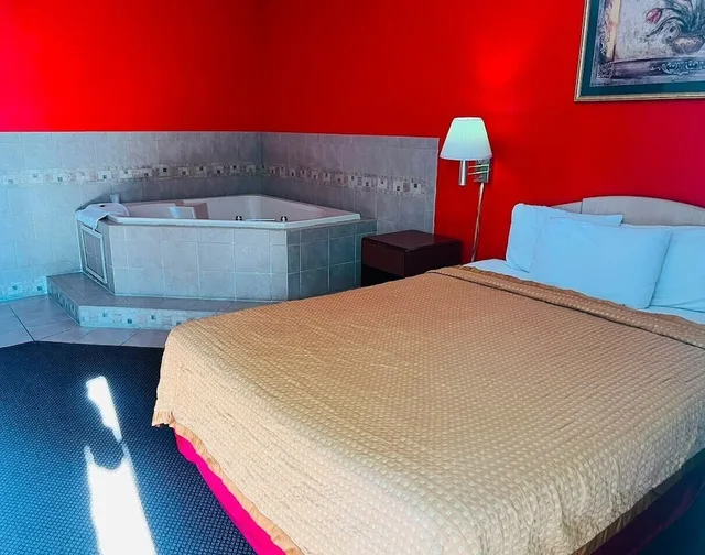 غرفة بسرير كينج بحوض جاكوزي، Barrington Hotel Schaumberg Near I 90 2/5