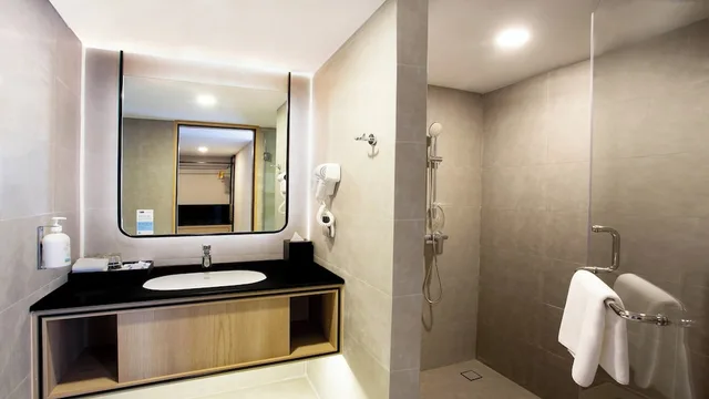 غرفة قياسية بسرير كوين وسرير فردي، Holiday Inn Express & Suites Bangkok Central Pier 7/10