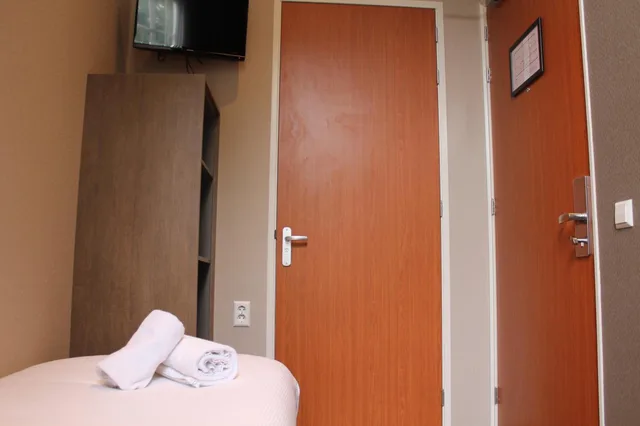 غرفة مفردة، Hotel Blossoms 5/6