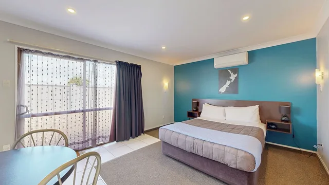 غرفة بسرير كوين وسريرين منفصلين بغرفة نوم واحدة، Albatross Motel 1/10