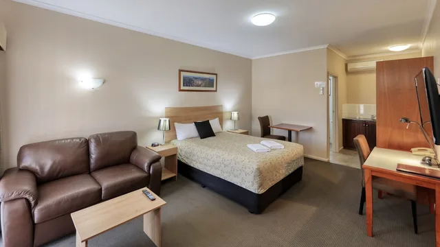 غرفة تنفيذية بسرير كوين بمطبخ صغير، Top of the Town Motel Benalla 2/4