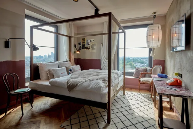 Sky, Gigantic, King Bed, 25Hours Hotel Das Tour 2/4