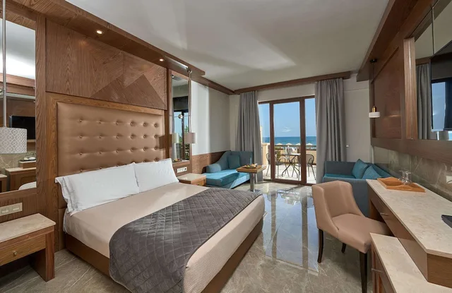 غرفة عائلية بسرير مزدوج مع أريكة، Mediterranean Village Hotel & Spa 1/2