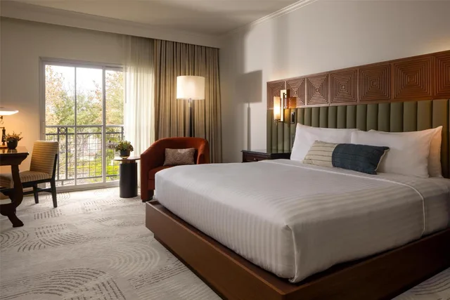 جناح استوديو بسرير كينج مع أريكة، Signia by Hilton La Cantera Resort & Spa 1/2