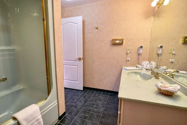 غرفة قياسية بسرير كينج في المبنى الرئيسي، Roosevelt Inn And Suites 5/5