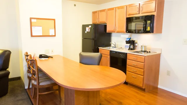 جناح بسرير كينج بغرفة نوم واحدة للمدخنين، Candlewood Suites Joplin 3/3