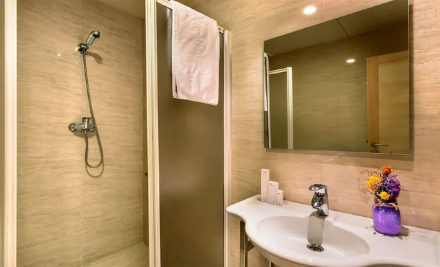 غرفة بسرير مزدوج بجاكوزي، Izan Puerta De Gredos 8/8