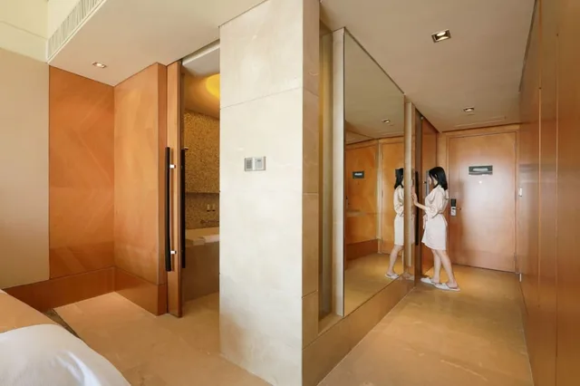 Superior Seaview Queen Room, Xiamen International Conference Center Hotel 3/4