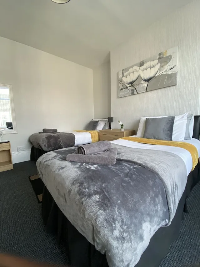 3 Rooms, Family, 1 King and 1 Single Beds، OYO Tudor Lodge - Redcar Beach 2/3