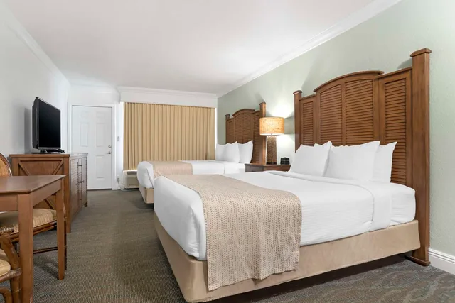 Room, 2 Queen Beds, Street View, Kitchenette، Best Western On The Beach 1/3