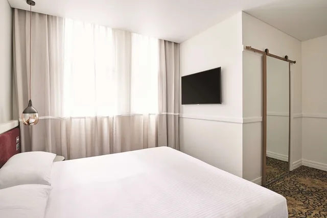 King Bed, with View, Corner, Rendezvous Hotel Melbourne 2/5